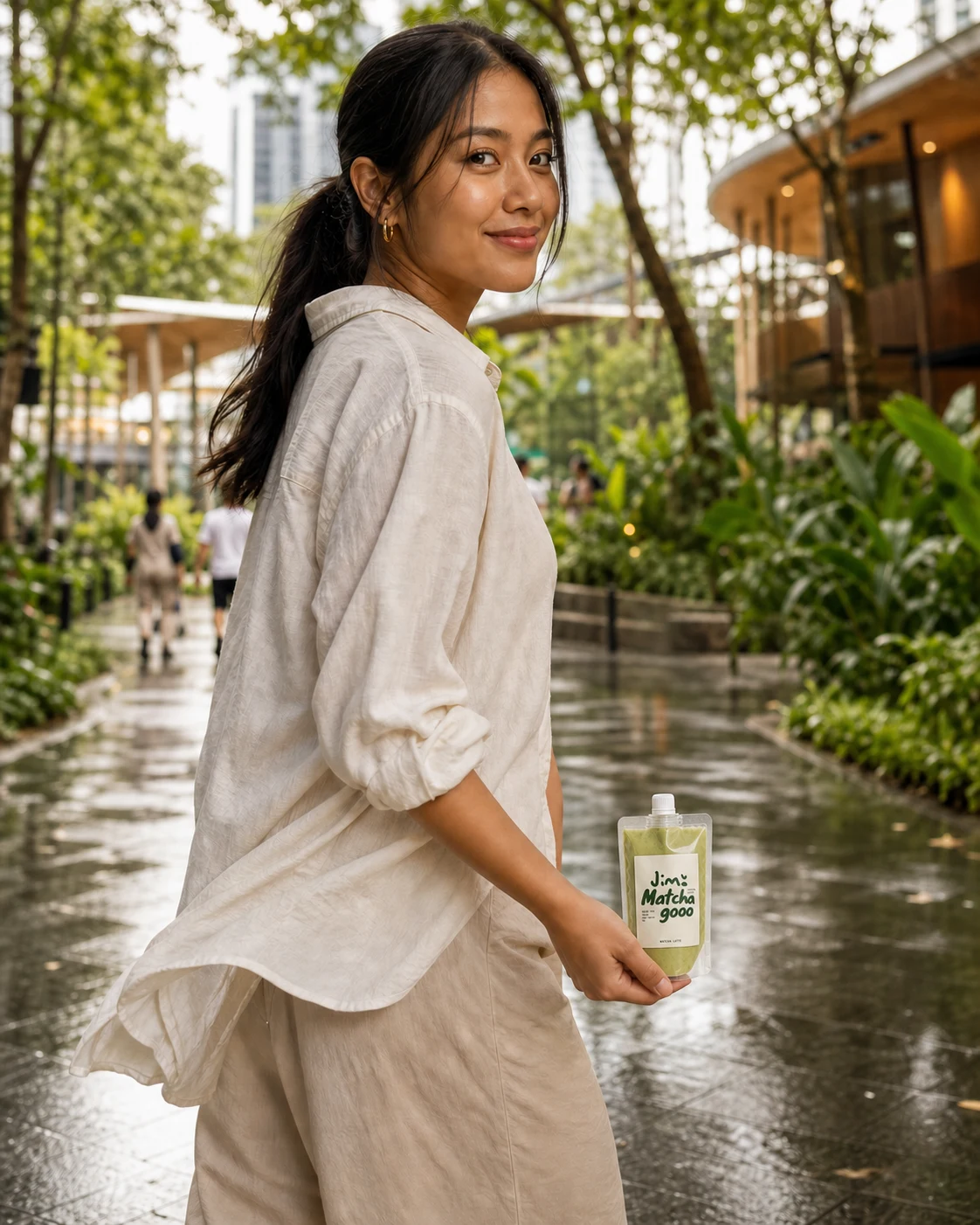 Woman carrying a compact Jimo Matcha Latte pouch through a tropical park